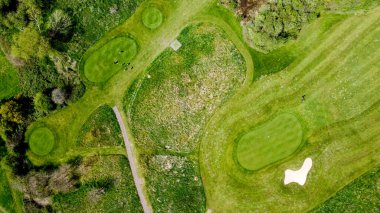 İnsansız hava aracı doğrudan golf sahasına bakıyor.