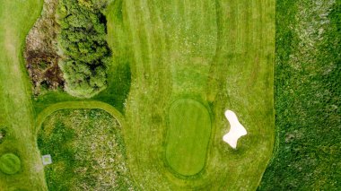 İnsansız hava aracı doğrudan golf sahasına bakıyor.
