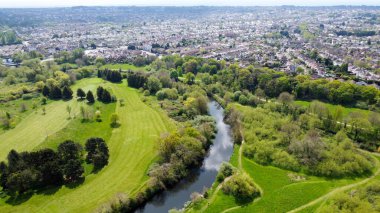 Yazın manzaralı bir golf sahasının insansız hava aracı görüntüsü