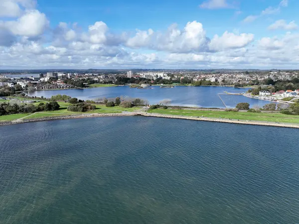 Poole, Dorset, İngiltere 'deki park ve göl insansız hava aracından görüldü. 