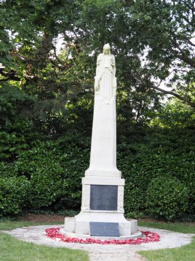 Dünya Savaşı 'nı beyaz taşlarla ticarete döken bir anıt heykeli. Yeniden doğuş günü için üste gelincik çiçeği rozetleri serili.