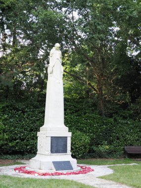 Dünya Savaşı 'nı beyaz taşlarla ticarete döken bir anıt heykeli. Yeniden doğuş günü için üste gelincik çiçeği rozetleri serili.