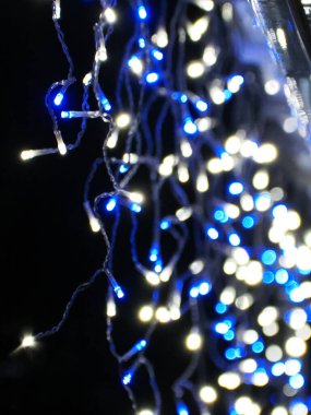 Saf beyaz ve koyu mavi dekoratif aydınlatma.