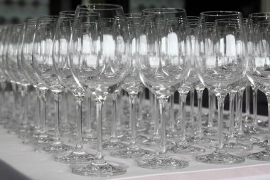 Masada boş şarap bardakları var.