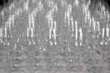 Masada boş şarap bardakları var.