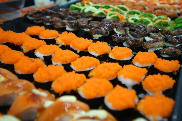 Zbliżenie Sushi Rolki Tradycyjne Japońskie Jedzenie — Zdjęcie stockowe