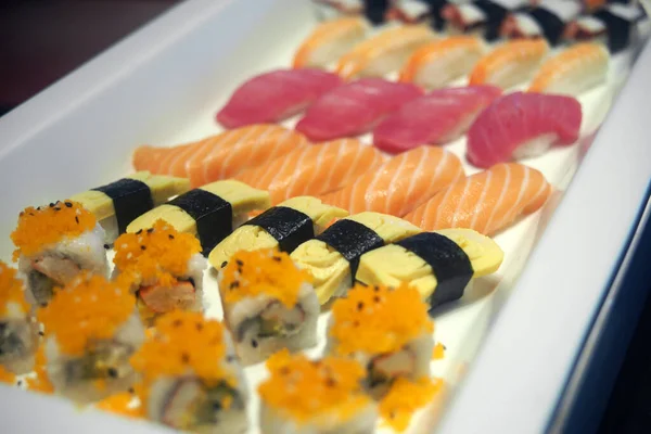 Närbild Sushi Rullar Traditionell Japansk Mat — Stockfoto