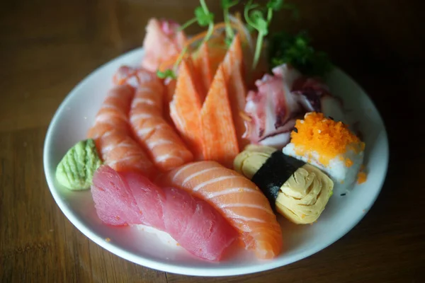 Gros Plan Sushi Rouleaux Traditionnels Japonais Nourriture — Photo