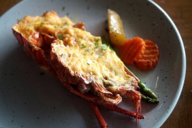 Lezzetli ızgara karides, ızgara büyük nehir karidesi.