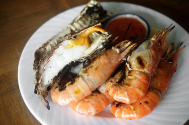 ızgara karides ızgara deniz ürünleri baharatlı sos ile büyük nehir karides 