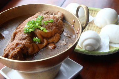 Çin ekmeğiyle haşlanmış domuz budu.