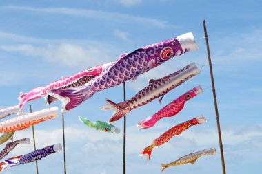 Sazan bayraklı, Japon sazan balıklı, gökyüzü arkaplanlı.