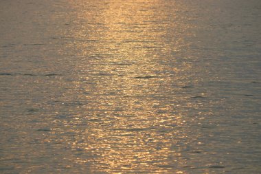 arkaplan olarak nehirdeki yırtık su