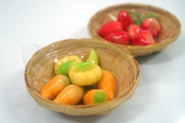 Sepet dokumasında silinebilen taklit meyveler