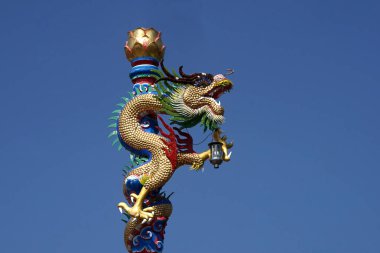  Gökyüzü arka planında Çin ejderhası      