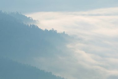Sisli dağ tepeleri, sisli dağ katmanları.
