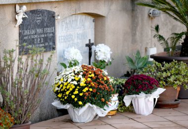 2022 Azizler Günü kutlamasından günler önce, çiçeklerle süslenmiş Ciudadela, Menorca mezarlığının görüntüleri..