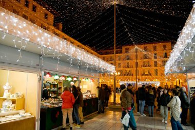 Palma, Mallorca, İspanya. 20 Kasım 2022. Palma de Mallorca sokaklarında gece aydınlanması.