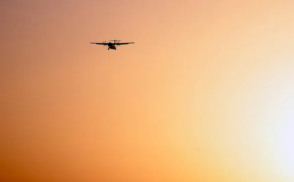 Gegenlicht Eines Flugzeugs Landeanflug Auf Den Flughafen Von Palma Mallorca — Stockfoto