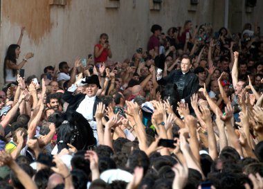 Ciudadela, Menorca, İspanya 'da Sant Joan şenlikleri. 23 ve 24 Haziran 'da düzenlenirler ve binicilerin ve onların yerli Menorcan atlarının yer aldığı farklı etkinliklerden oluşurlar..