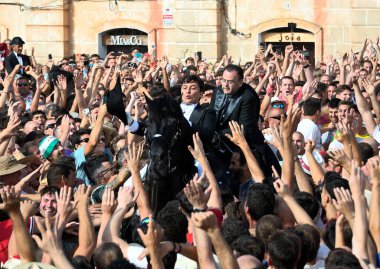 Ciudadela, Menorca, İspanya 'da Sant Joan şenlikleri. 23 ve 24 Haziran 'da düzenlenirler ve binicilerin ve onların yerli Menorcan atlarının yer aldığı farklı etkinliklerden oluşurlar..