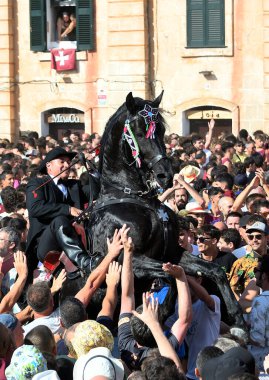 Ciudadela, Menorca, İspanya 'da Sant Joan şenlikleri. 23 ve 24 Haziran 'da düzenlenirler ve binicilerin ve onların yerli Menorcan atlarının yer aldığı farklı etkinliklerden oluşurlar..