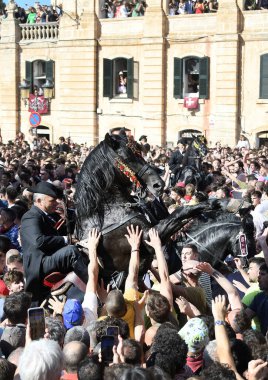 Ciudadela, Menorca, İspanya 'da Sant Joan şenlikleri. 23 ve 24 Haziran 'da düzenlenirler ve binicilerin ve onların yerli Menorcan atlarının yer aldığı farklı etkinliklerden oluşurlar..