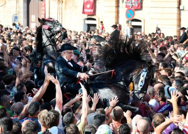 Ciudadela, Menorca, İspanya 'da Sant Joan şenlikleri. 23 ve 24 Haziran 'da düzenlenirler ve binicilerin ve onların yerli Menorcan atlarının yer aldığı farklı etkinliklerden oluşurlar..