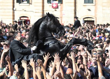 Ciudadela, Menorca, İspanya 'da Sant Joan şenlikleri. 23 ve 24 Haziran 'da düzenlenirler ve binicilerin ve onların yerli Menorcan atlarının yer aldığı farklı etkinliklerden oluşurlar..