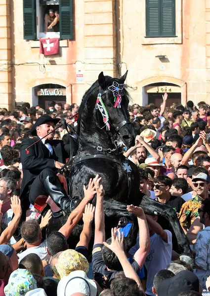 Ciudadela, Menorca, İspanya 'da Sant Joan şenlikleri. 23 ve 24 Haziran 'da düzenlenirler ve binicilerin ve onların yerli Menorcan atlarının yer aldığı farklı etkinliklerden oluşurlar..
