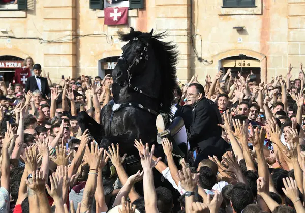 Ciudadela, Menorca, İspanya 'da Sant Joan şenlikleri. 23 ve 24 Haziran 'da düzenlenirler ve binicilerin ve onların yerli Menorcan atlarının yer aldığı farklı etkinliklerden oluşurlar..