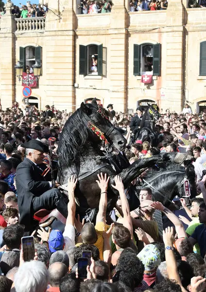 Ciudadela, Menorca, İspanya 'da Sant Joan şenlikleri. 23 ve 24 Haziran 'da düzenlenirler ve binicilerin ve onların yerli Menorcan atlarının yer aldığı farklı etkinliklerden oluşurlar..