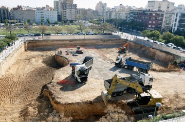 İspanya 'da konut inşaatı başlarken inşaat şantiyesi makineleri