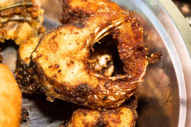 Kızarmış balık tabakta servis edilir.