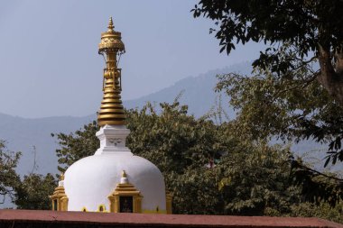Swayambhunath, Katmandu, Nepal 'de Buda heykeli olan küçük bir stupa.