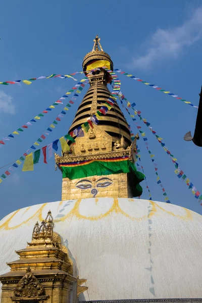 Maymun Tapınağı olarak da bilinen Swayambhunath, Nepal Katmandu 'nun kalbinde yer almaktadır ve UNESCO tarafından Dünya Mirası ilan edilmiştir.