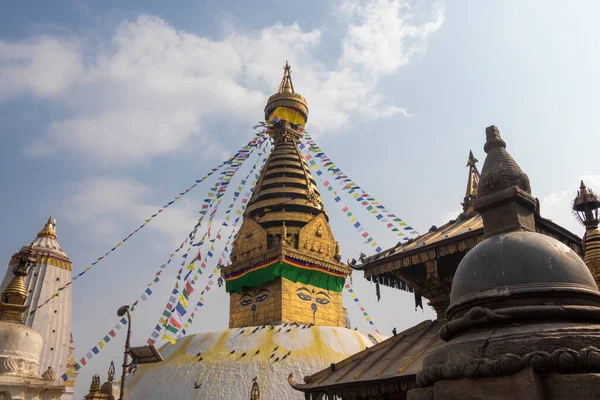 Maymun Tapınağı olarak da bilinen Swayambhunath, Nepal Katmandu 'nun kalbinde yer almaktadır ve UNESCO tarafından Dünya Mirası ilan edilmiştir.