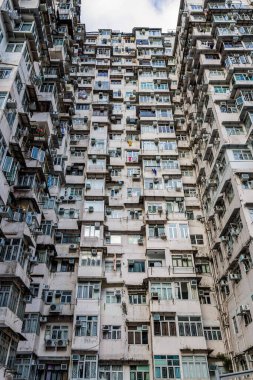 Quarry Bay, Hong Kong 'da gündüz vakti kalabalık bir apartman dairesi.