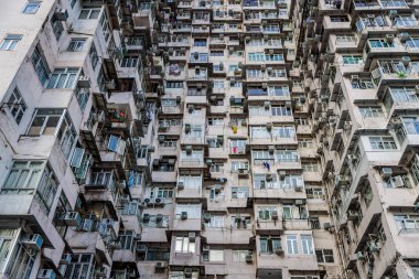 Quarry Bay, Hong Kong 'da gündüz vakti kalabalık bir apartman dairesi.