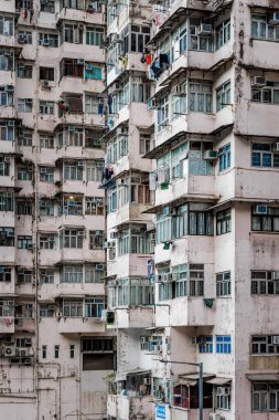 Quarry Bay, Hong Kong 'da gündüz vakti kalabalık bir apartman dairesi.