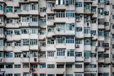 Quarry Bay, Hong Kong 'da gündüz vakti kalabalık bir apartman dairesi.