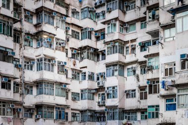 Quarry Bay, Hong Kong 'da gündüz vakti kalabalık bir apartman dairesi.