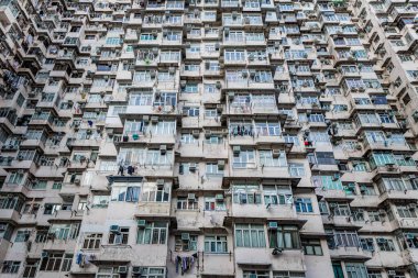 Quarry Bay, Hong Kong 'da gündüz vakti kalabalık bir apartman dairesi.