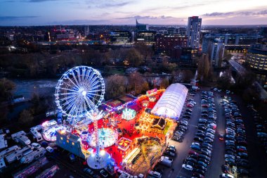 Noel Festivali Karnavalı, Akşam Uçağı Manzarası. Okuma, Berkshire, İngiltere. gökyüzü gece fotoğrafı