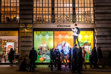 4 Aralık 2022, Londra 'da Londra' nın Soho bölgesinin merkezinde, Piccadilly Sirki 'nde Noel' de gezen kalabalık ve turist. ikonik noel aydınlatma dekorasyonuyla çevrili