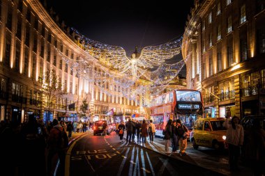 4 Aralık 2022, Londra 'da Londra' nın Soho bölgesinin merkezinde, Piccadilly Sirki 'nde Noel' de gezen kalabalık ve turist. ikonik noel aydınlatma dekorasyonuyla çevrili