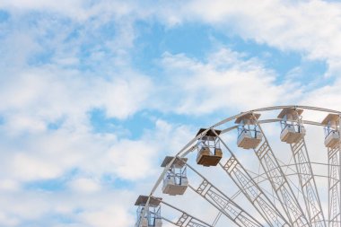 Dönme dolap karnaval lunaparkında, açık havada, akşam vakti