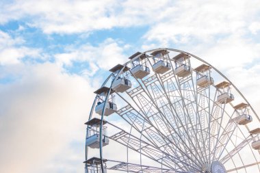 Dönme dolap karnaval lunaparkında, açık havada, akşam vakti