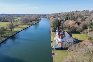 Thames Nehri 'nin güzel hava manzarası ve Reading, Berkshire, İngiltere' deki yerleşim evleri, gündüz vakti