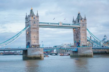 Londra 'da gece kule köprüsü, gündüz bulutlu, uk